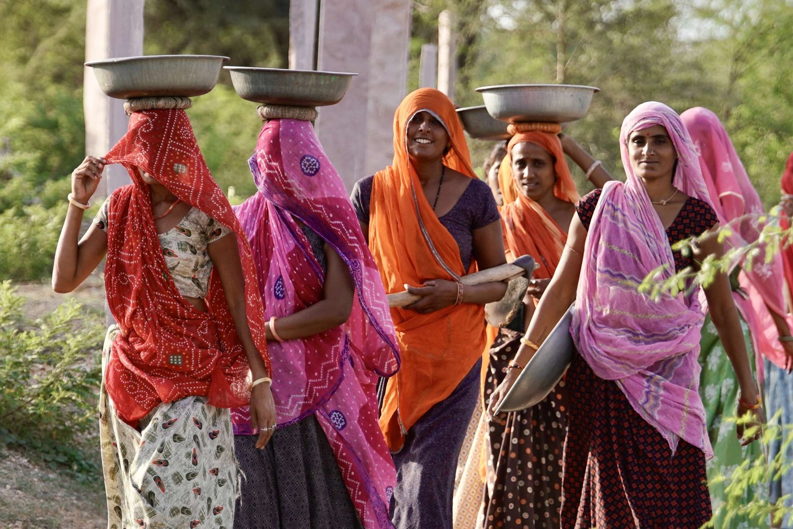 Indische Frauen in Rajasthan gehen zur Arbeit