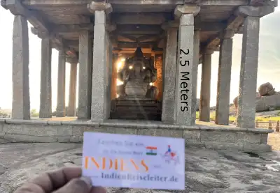 Monolith Ganesha Gott in Hampi. Indien Reiseleiter steht vor dem Ganesha-Gott.