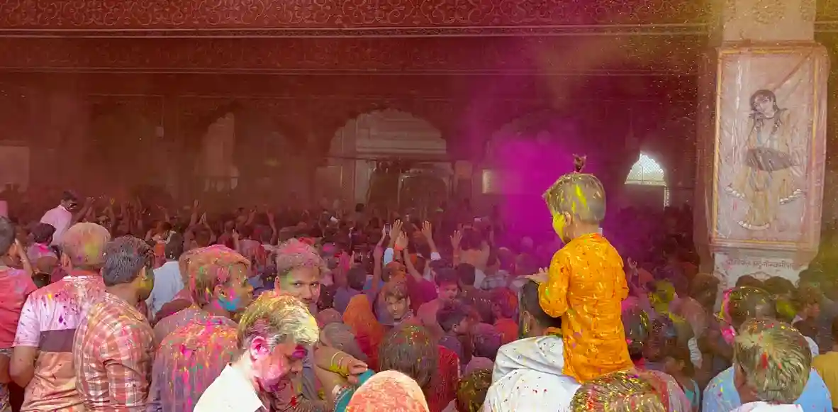 Erleben Sie das Holi-Fest in Ihre Rajasthan Rundreise im Jahr 2024.