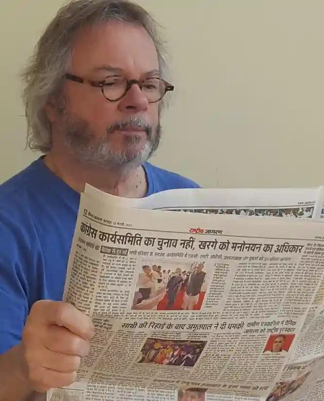 Ein Deutscher liest die Hindi-Zeitung