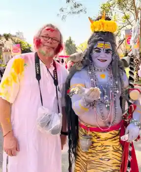 Harry steht mit dem Shiva-Gott in Holi-Festival Rajasthan, Indien