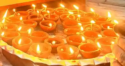 Öllampen (Diyas) und Kerzen am Diwali Fest