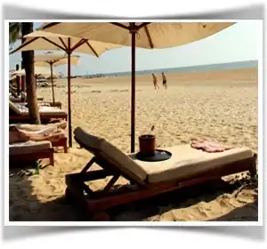 Entspannen Sie auf dem Liegestuhl an dem Strand von Goa in Ihrem Badeurlaub nach Indien.